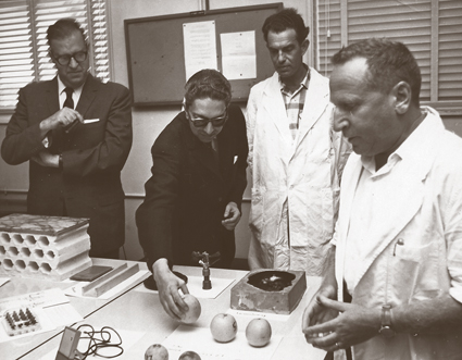 ביקור מהנדרה, מלך נפאל, במעבדה לפלסטיקה ב-1958 מימין: פרופ' דוד ופסי, שאול גסנר, מלך נפאל ואבא אבן